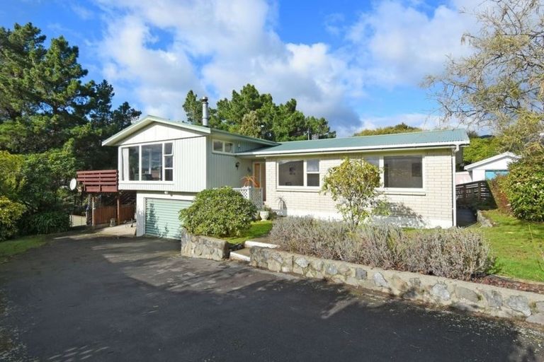Photo of property in 15 Ecclesfield Grove, Silverstream, Upper Hutt, 5019