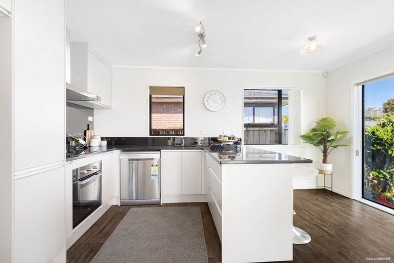 Photo of property in 2/27 Cromdale Avenue, Highland Park, Auckland, 2010