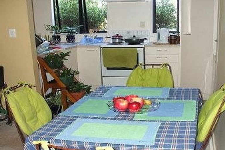 Photo of property in 30 Highgrove Lane, Totara Vale, Auckland, 0632