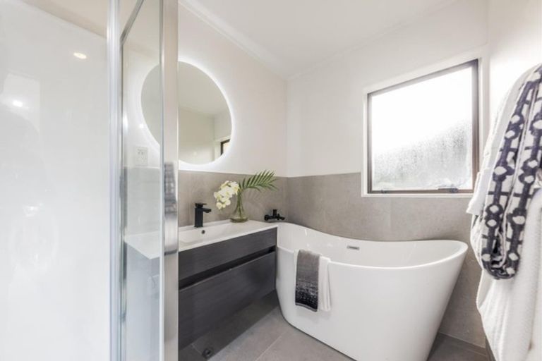 Photo of property in 43 Ewhurst Place, Goodwood Heights, Auckland, 2105