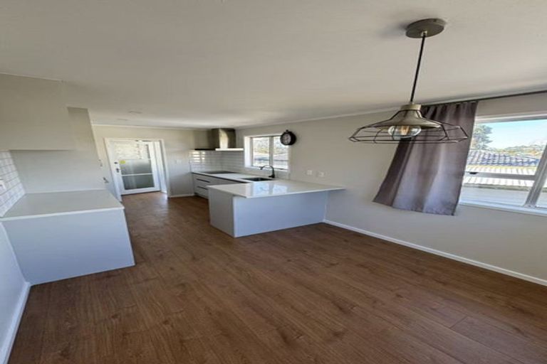 Photo of property in 16 Newham Place, Henderson, Auckland, 0612