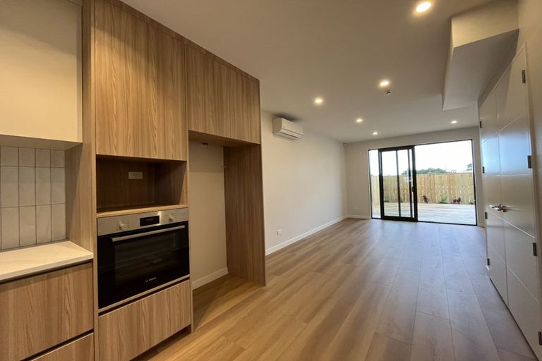 Photo of property in 19 Kuaha Road, Massey, Auckland, 0614