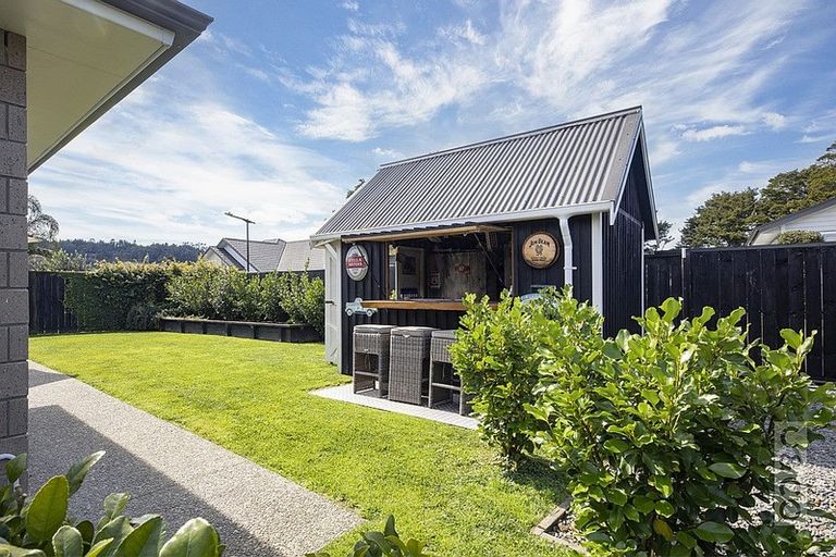 Photo of property in 8 Larmer Drive, Kumeu, 0810