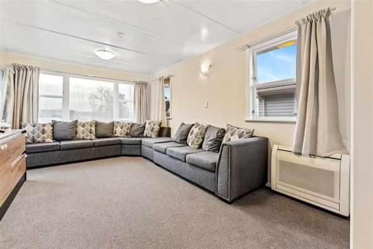 Photo of property in 24 Laura Street, Kelston, Auckland, 0602