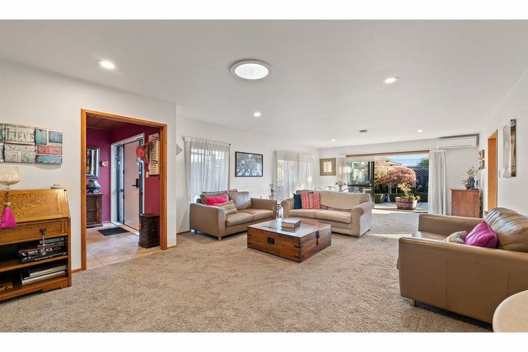 Photo of property in 2/2 Fountainhead Lane, Hillmorton, Christchurch, 8025