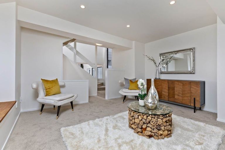 Photo of property in 2/51 Seaton Road, Murrays Bay, Auckland, 0630