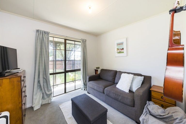 Photo of property in 2 Chatsworth Place, Highbury, Palmerston North, 4412