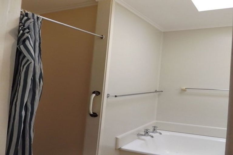 Photo of property in 2/7 Queen Street, Papakura, 2110