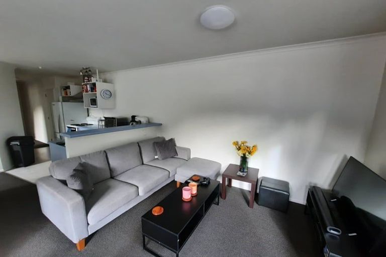 Photo of property in 64 Newlands Road, Newlands, Wellington, 6037