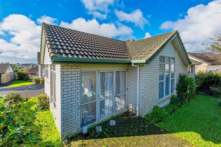 Photo of property in 15 Regents Park Place, Westgate, Auckland, 0614