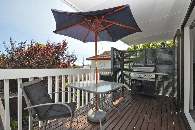Photo of property in 1/6 Sevilla Place, Unsworth Heights, Auckland, 0632