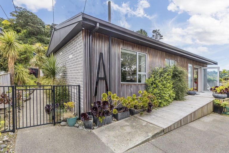 Photo of property in 14a Ferry Street, Seatoun, Wellington, 6022