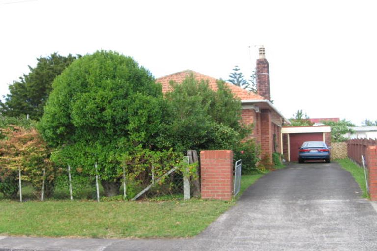 Photo of property in 1 Grainger Road, Te Atatu South, Auckland, 0610