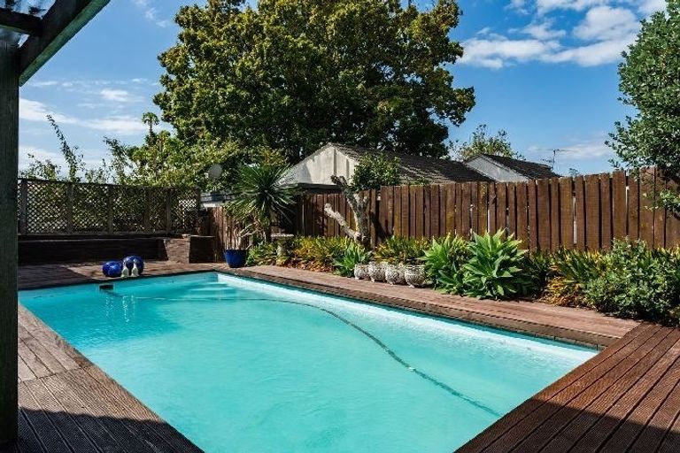 Photo of property in 475 Glenfield Road, Glenfield, Auckland, 0629