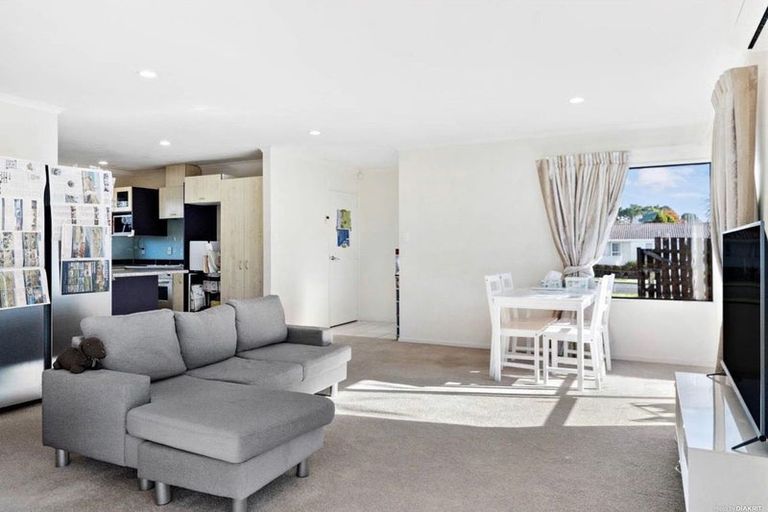 Photo of property in 143a Colwill Road, Massey, Auckland, 0614