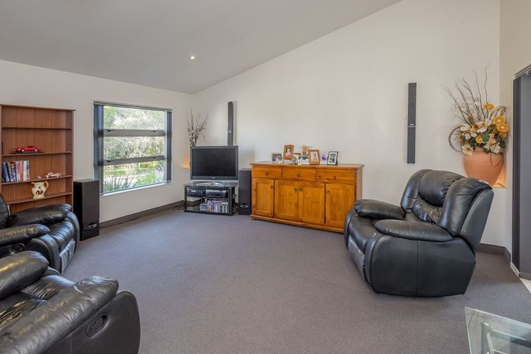 Photo of property in 77 Waikawa Beach Road, Manakau, Levin, 5573