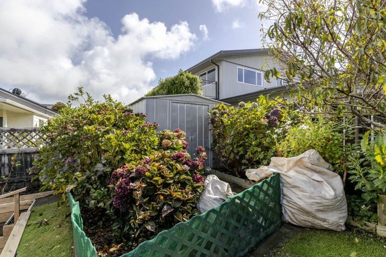 Photo of property in 15 Sandel Rise, Merrilands, New Plymouth, 4312