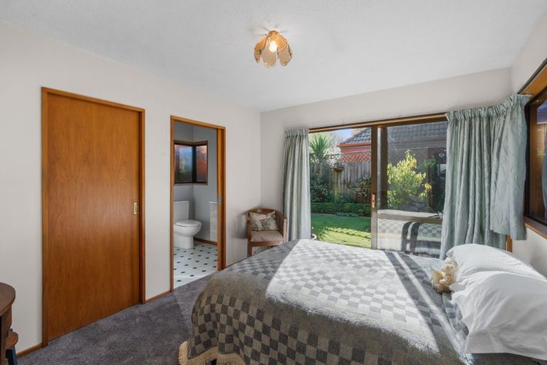 Photo of property in 2/6 Cricklewood Place, Avonhead, Christchurch, 8042