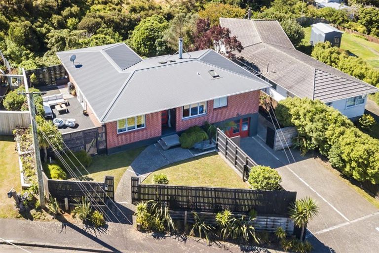 Photo of property in 18 Kapekape Place, Pukerua Bay, 5026