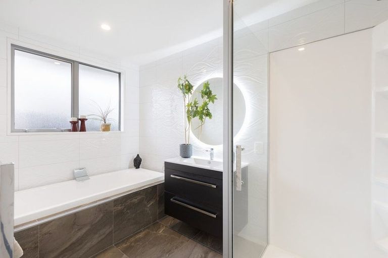 Photo of property in 8 Irvines Track, Halswell, Christchurch, 8025