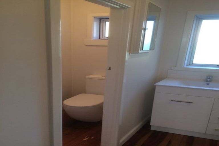 Photo of property in 1 Waterfront Road, Mangere Bridge, Auckland, 2022