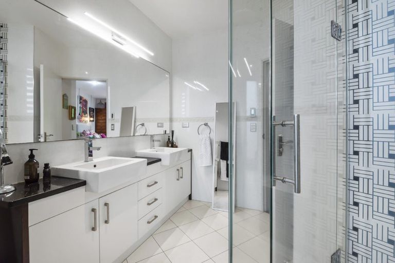 Photo of property in 42 Bayview Road, Browns Bay, Auckland, 0630