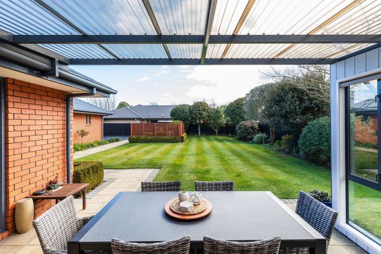 Photo of property in 8 Gwen Place, Redwood, Christchurch, 8051