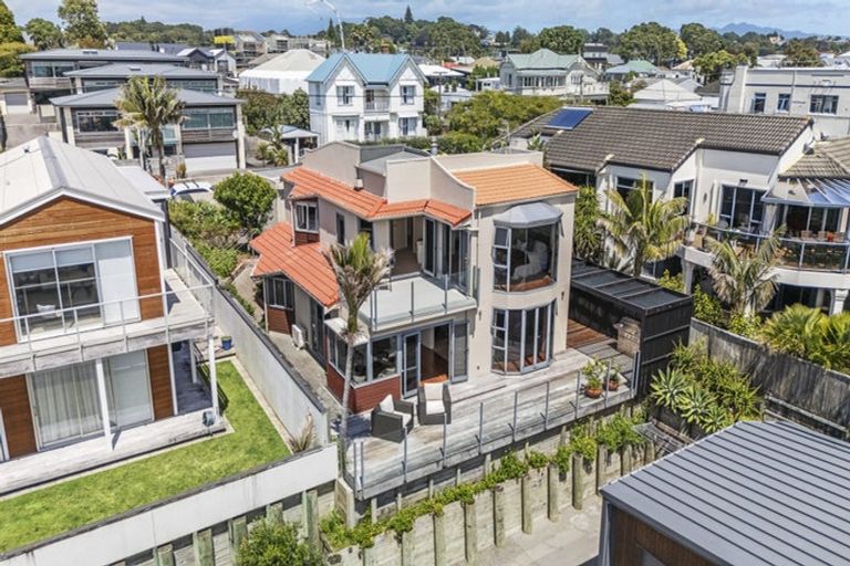 Photo of property in 18 Hine Street, New Plymouth, 4310