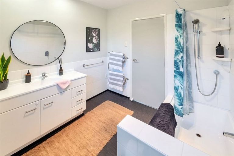 Photo of property in 48 Sylvan Crescent, Te Atatu South, Auckland, 0610