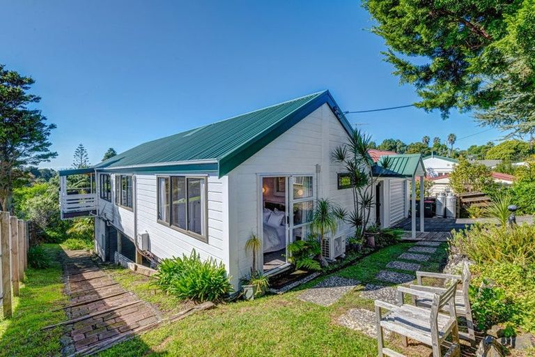Photo of property in 13 Moffat Road, Red Beach, 0932