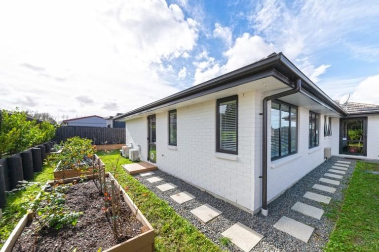 Photo of property in 35 Dida Park Drive, Kumeu, 0810