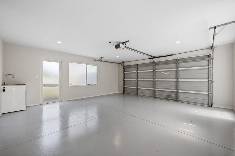 Photo of property in 27 Calypso Way, Unsworth Heights, Auckland, 0632