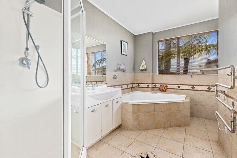 Photo of property in 689 Beach Road, Rothesay Bay, Auckland, 0630