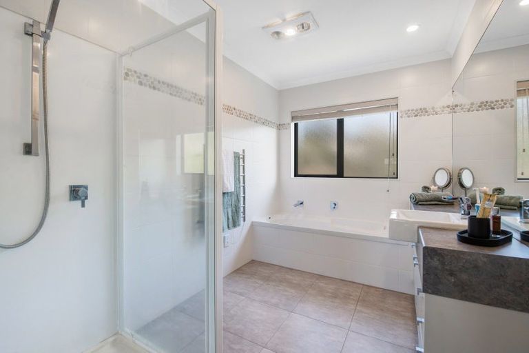 Photo of property in 22 Bur Oak Terrace, Schnapper Rock, Auckland, 0632
