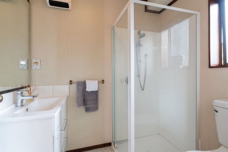 Photo of property in 1/28 Manly Esplanade, Browns Bay, Auckland, 0630