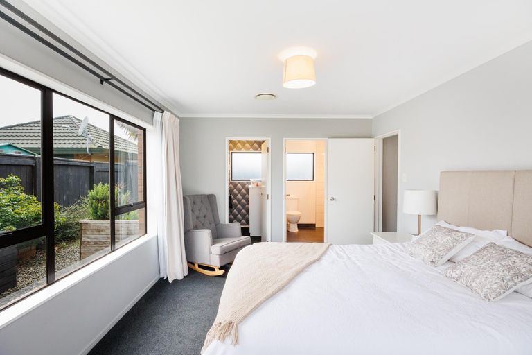 Photo of property in 77 Pacific Drive, Fitzherbert, Palmerston North, 4410