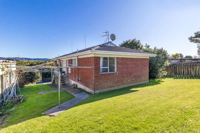 Photo of property in 2/76 Millbrook Road, Henderson, Auckland, 0612