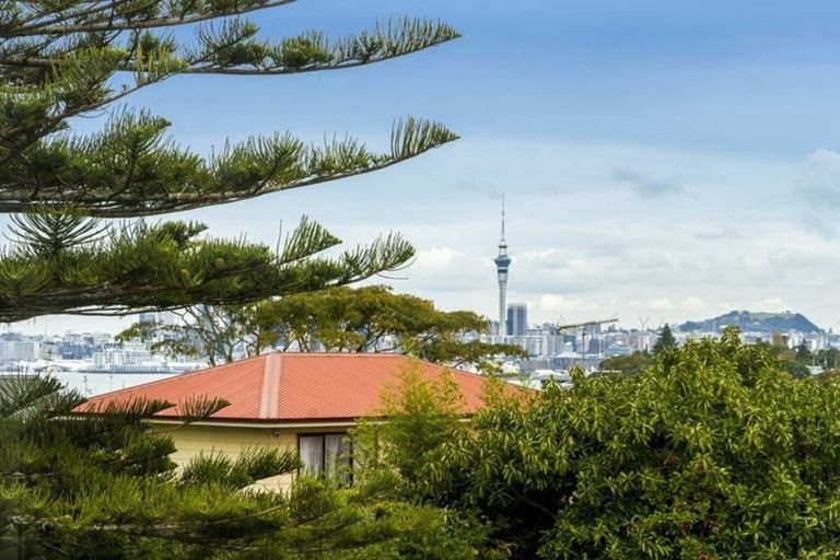 Photo of property in 22 Onewa Road, Northcote Point, Auckland, 0627