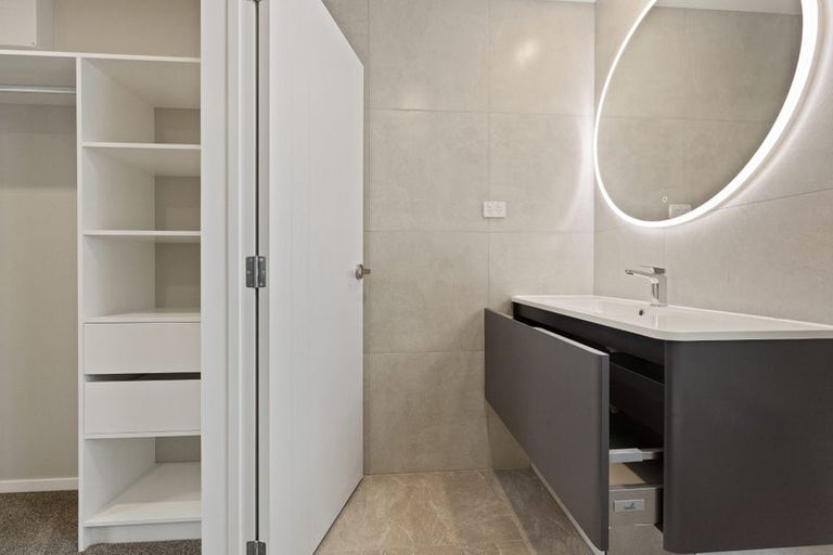 Photo of property in 47a Gossamer Drive, Pakuranga Heights, Auckland, 2010