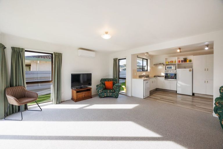 Photo of property in 2b Droylsden Place, Palmerston North, 4410