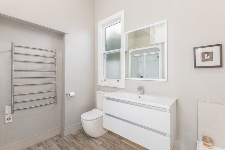 Photo of property in 21 Farm Road, Northland, Wellington, 6012