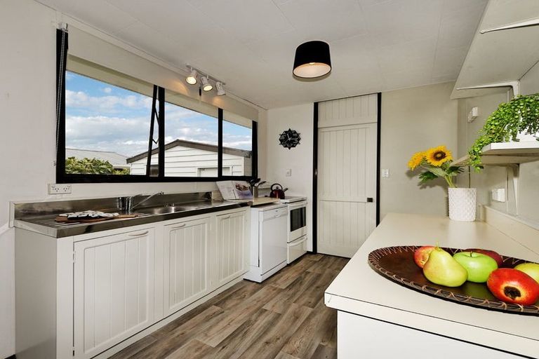 Photo of property in 1/4 Hanson Place, West Harbour, Auckland, 0618