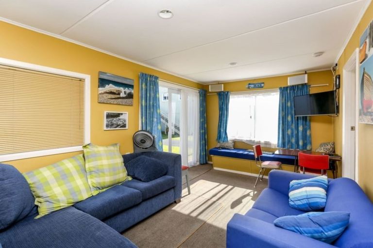 Photo of property in 70 Sixth Avenue, Urenui, 4377