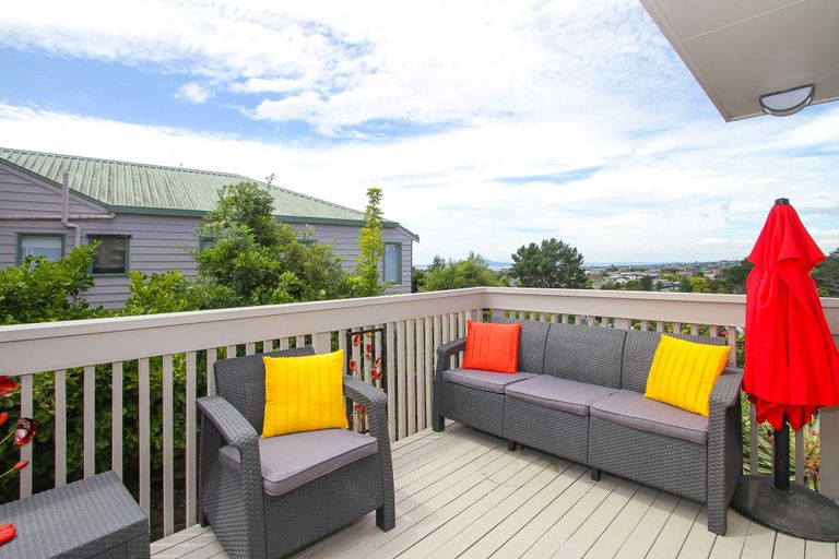 Photo of property in 1/272 Glamorgan Drive, Northcross, Auckland, 0630