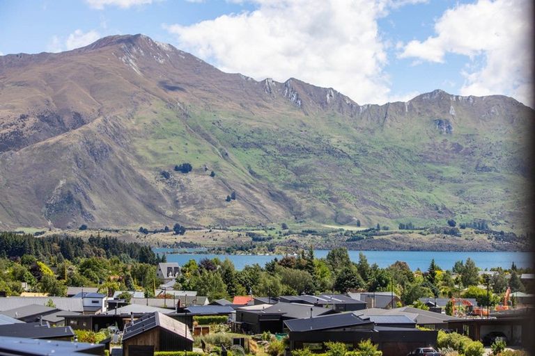 Photo of property in 31 Kirimoko Crescent, Wanaka, 9305