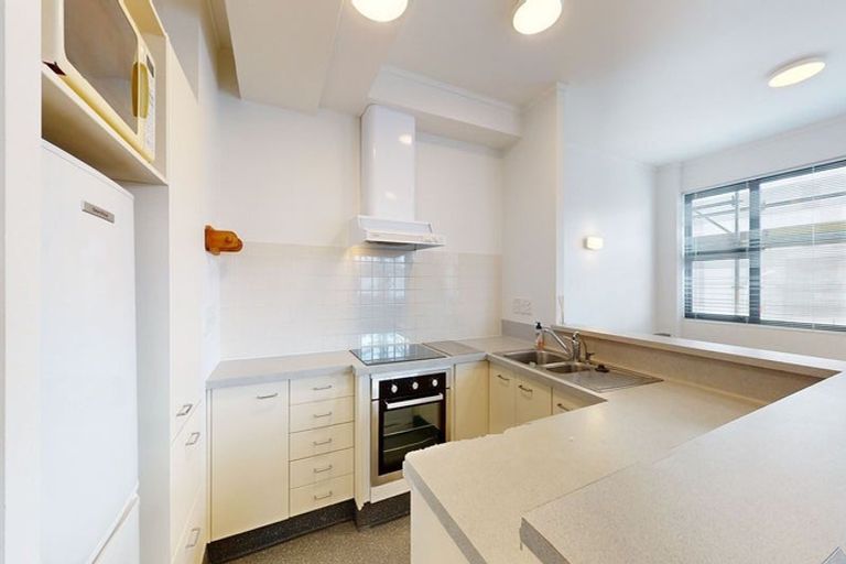Photo of property in 17 Kent Terrace - Kent Apartments, 3f/16 Kent Terrace, Mount Victoria, Wellington, 6011