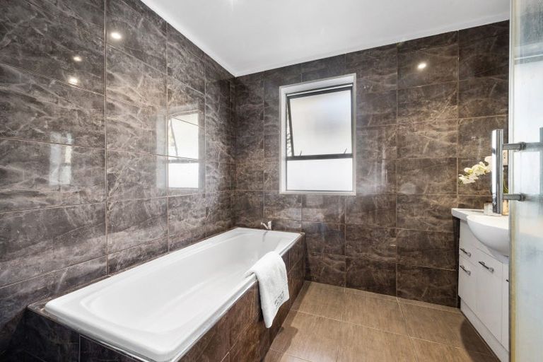 Photo of property in 15 Pigeon Mountain Road, Half Moon Bay, Auckland, 2012