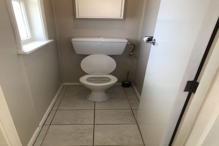 Photo of property in 88 Ruskin Road, Newlands, Wellington, 6037