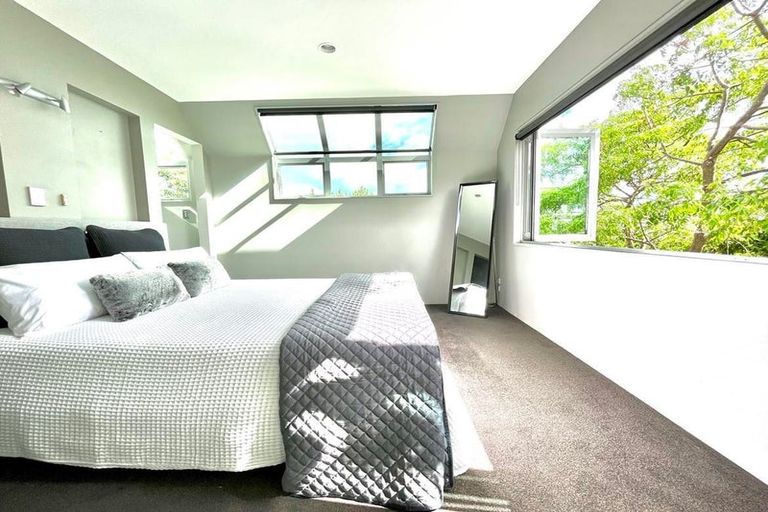 Photo of property in 1/39 Wade River Road, Stanmore Bay, Whangaparaoa, 0932