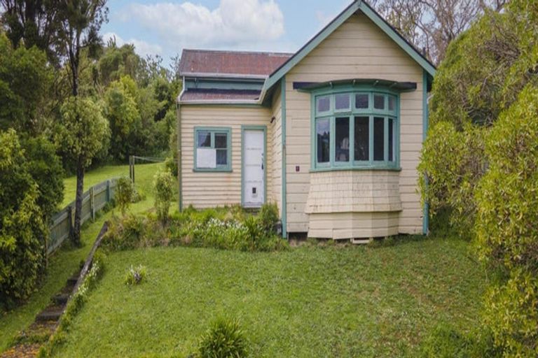 Photo of property in 190 Newlands Road, Newlands, Wellington, 6037